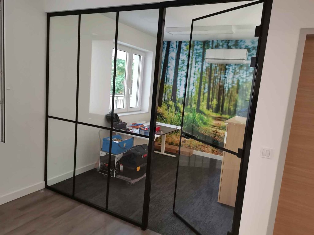 Üvegfal üvegajtóval otthoni használatra, home office-ba