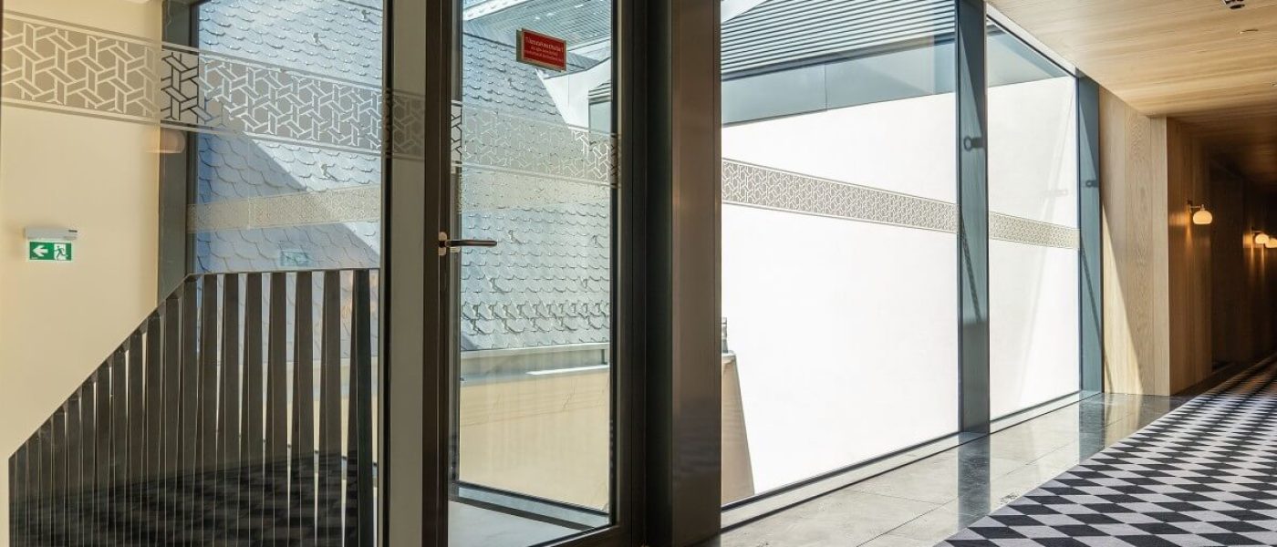 Belsőépítéeszti megoldások: Lépcsőházi üvegfal és ajtó - NNGLASS