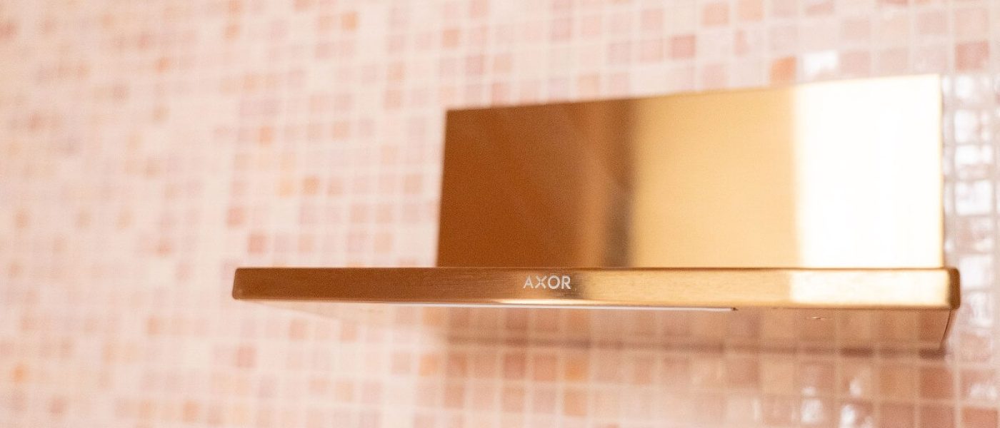 Rozsdamentes burkolattal ellátott fürdőszobai kiegészítő